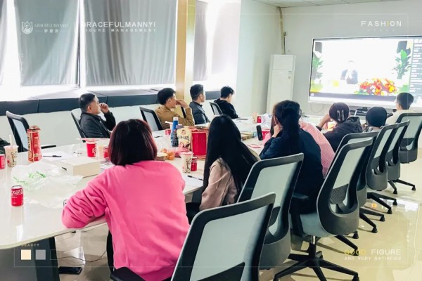 婷曼逸线上开启2022年度盛典暨时尚高定女装新品发布会