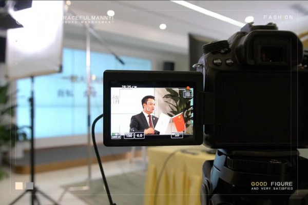 婷曼逸线上开启2022年度盛典暨时尚高定女装新品发布会