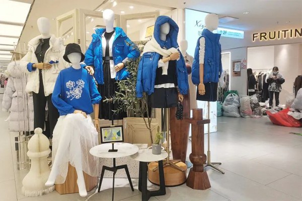 广州多家批发市场有序复市:天冷冬装俏,商户忙发货