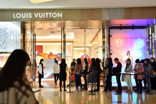 为什么经济越差,奢侈品品牌越涨价?