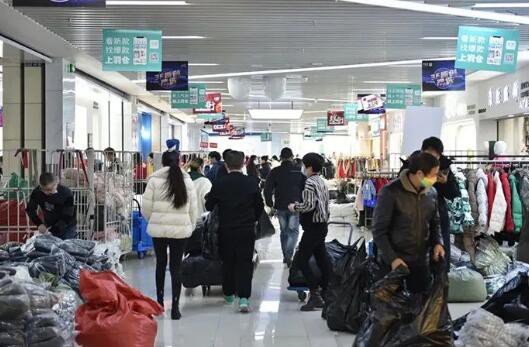 市面上平价的羽绒服款式,今年确比以往少