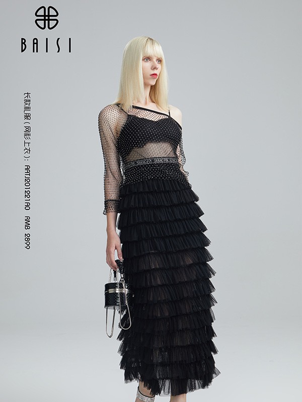 服装行业内卷有多严重?九零后老板娘选择用这种极端的方式来面对当下的处境!