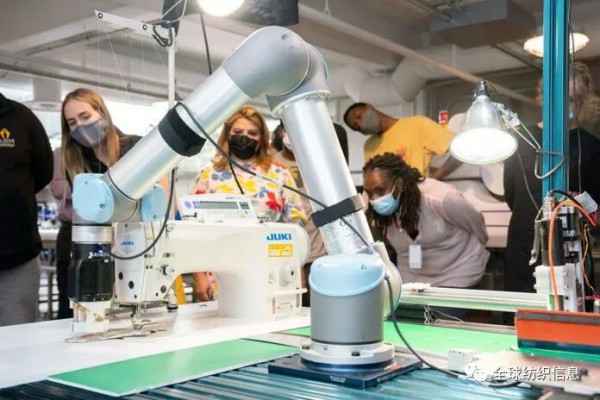 德国一公司开发可以缝制牛仔裤的机器