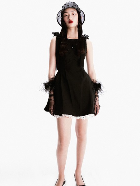 lefame2023春夏季新出的几条各种风格的黑色连衣裙有你喜欢的吗?