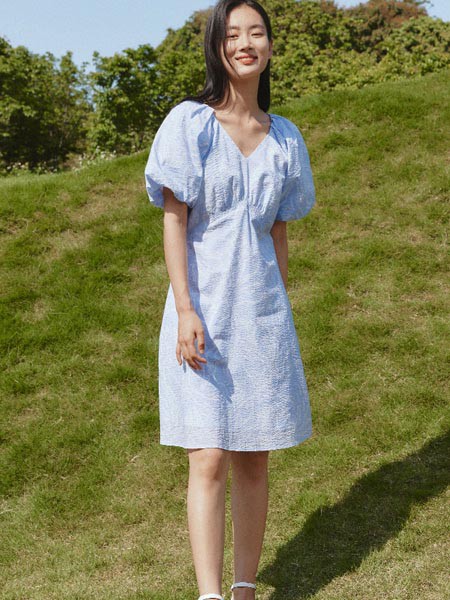 喜欢蓝色的姐妹春天一定要试试浅蓝色系,会让你看上去更轻盈哦