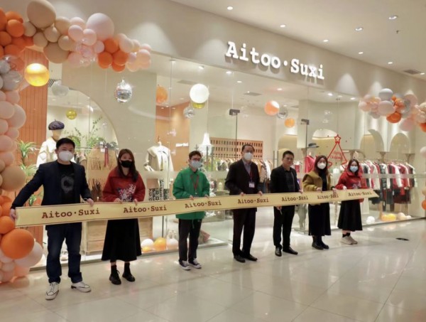 热烈祝贺艾凸•苏希女装—永旺梦乐城店今日开业!祝开业大吉 天天大卖!!