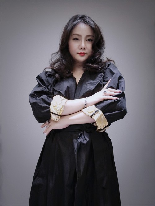 福兔祥瑞到 优娜国际服饰创始人何燕妮向大家拜年啦