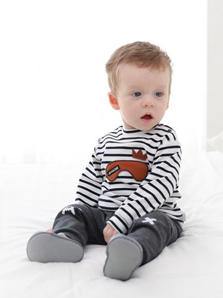 婴儿的衣服要分开洗吗?宝宝的衣服跟大人一起洗有哪些危害?