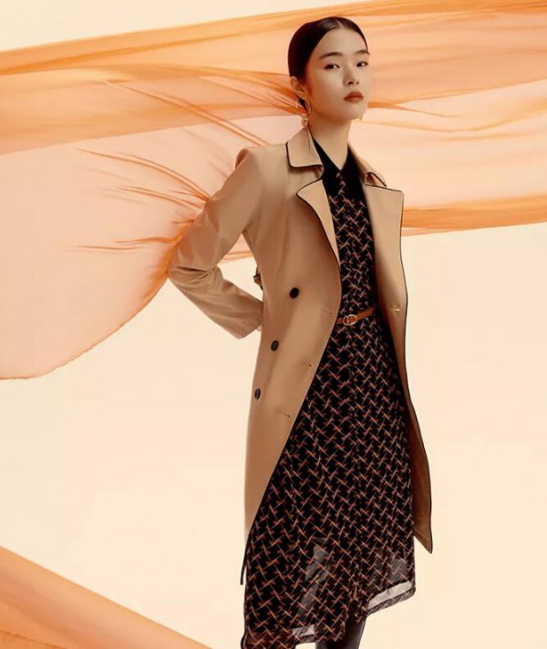 情人节约会穿什么更有好感   裙装+风衣优雅有型惹人爱