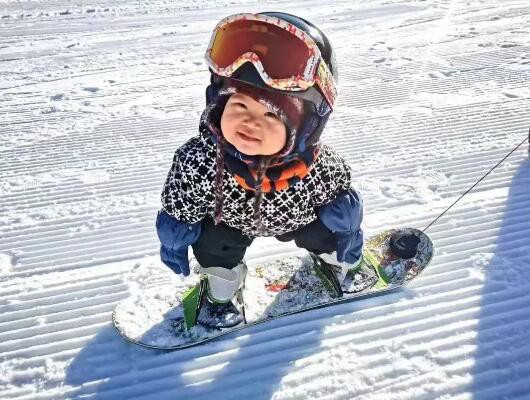 CHIC | 童装与校服展:滑雪萌娃出圈,穿搭实力抢眼!