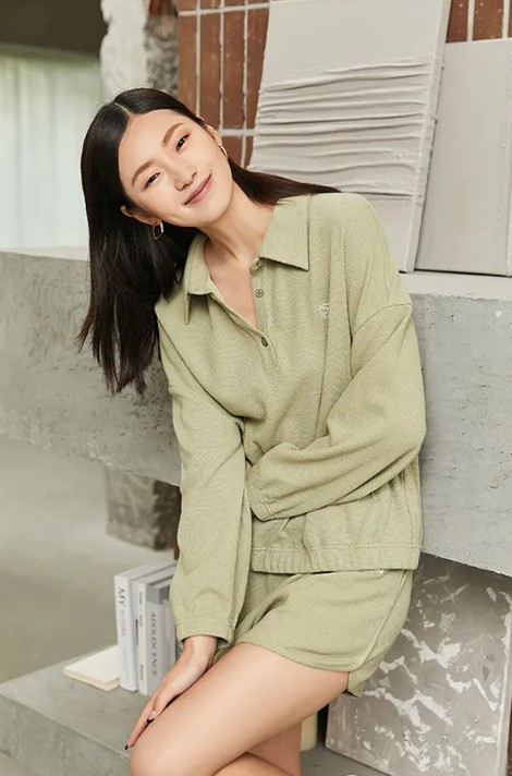 军绿色搭配什么颜色好看?绿色显白吗?学生党校园穿搭!