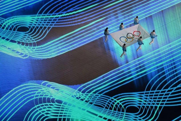 北京冬奥会护旗手服装由中国先锋设计师王逢陈设计