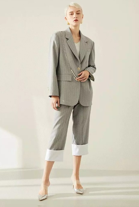 黑色西装怎么搭配才不老土?春季职场穿风衣可以吗