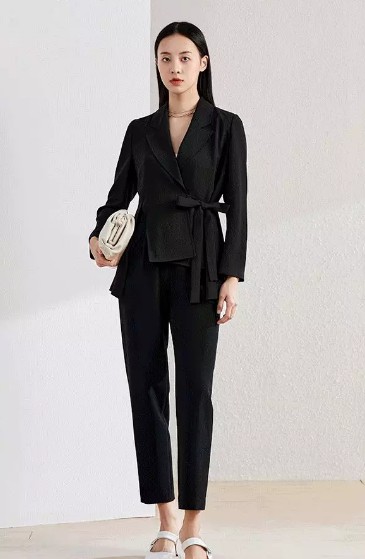 黑色西装怎么搭配才不老土?春季职场穿风衣可以吗