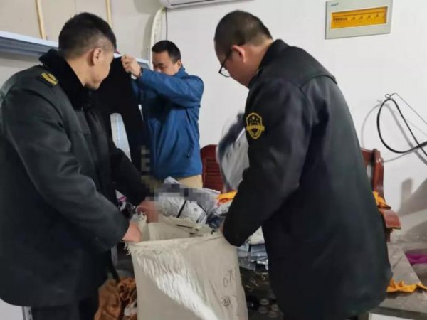 金安区查获大量假冒国际品牌服饰