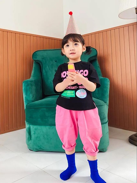 给孩子这么搭配,绝对引人注目!克莱因蓝搭配什么颜色好看?