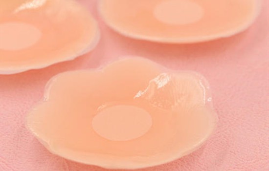 夏天穿抹胸吊带裙 是贴乳贴好还是穿胸贴好