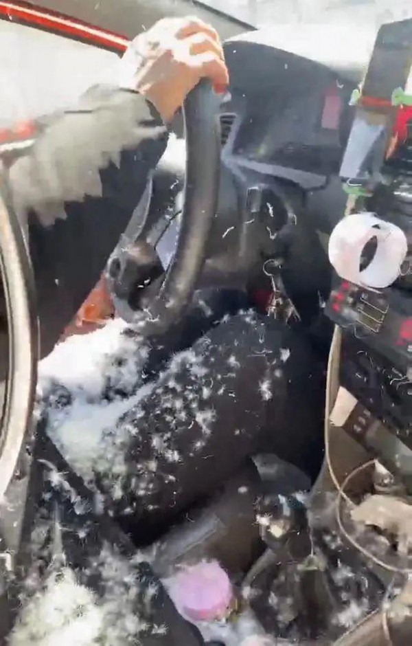 “爆款”羽绒服出现了?女子打车时羽绒服爆炸 羽绒服安全隐患有哪些