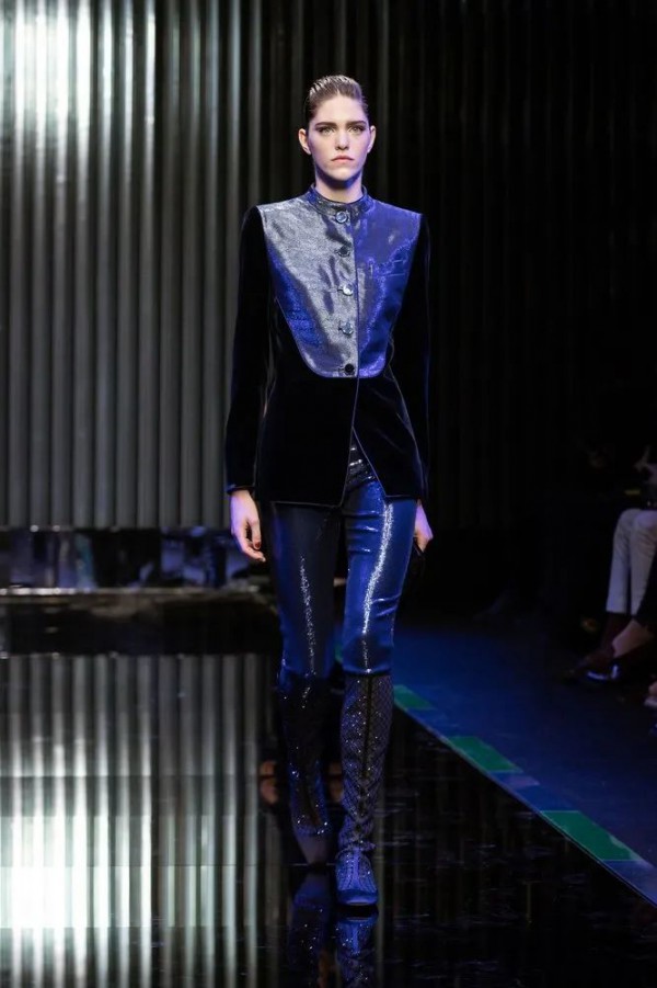 Armani 举办了一场没有音乐伴奏的“沉默”时装秀