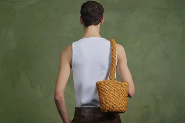 Bottega Veneta新手袋售价赶超香奈儿