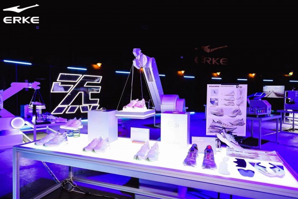 鸿星尔克303运动科技日在京启动,签约中国女子马拉松第一人李芷萱