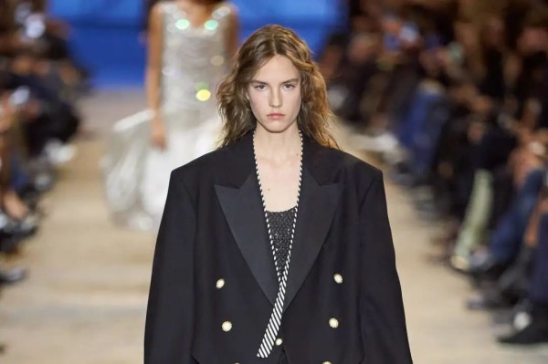 Louis Vuitton在巴黎地标奥赛博物馆举办2022年秋季女装秀