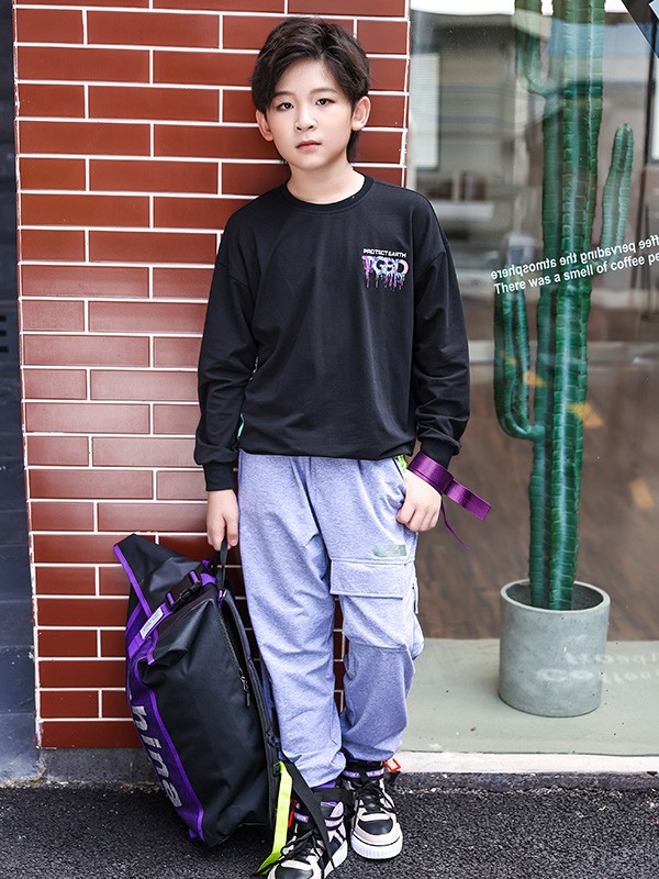 小男生春季出游怎么穿才好看 黑色系搭配酷炫又帅气