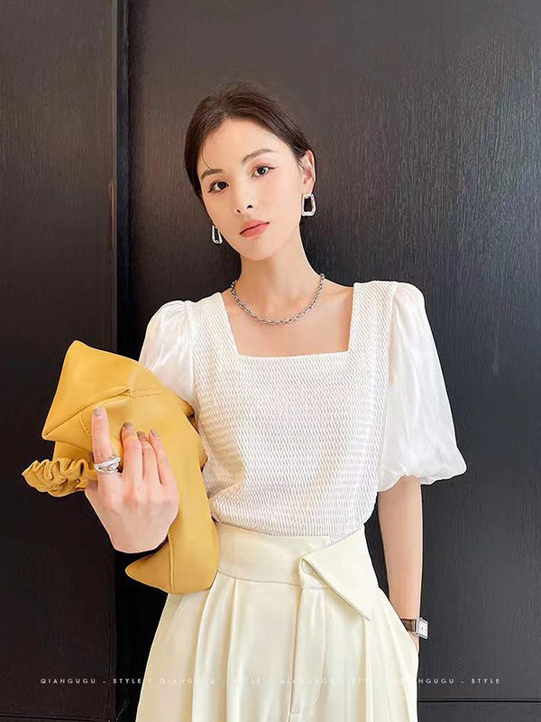 白色上衣如何搭配 穿什么配上衣更好看