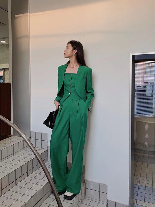 绿色显白吗?绿色要怎么搭配?绿色西装外套搭配什么裤子好看