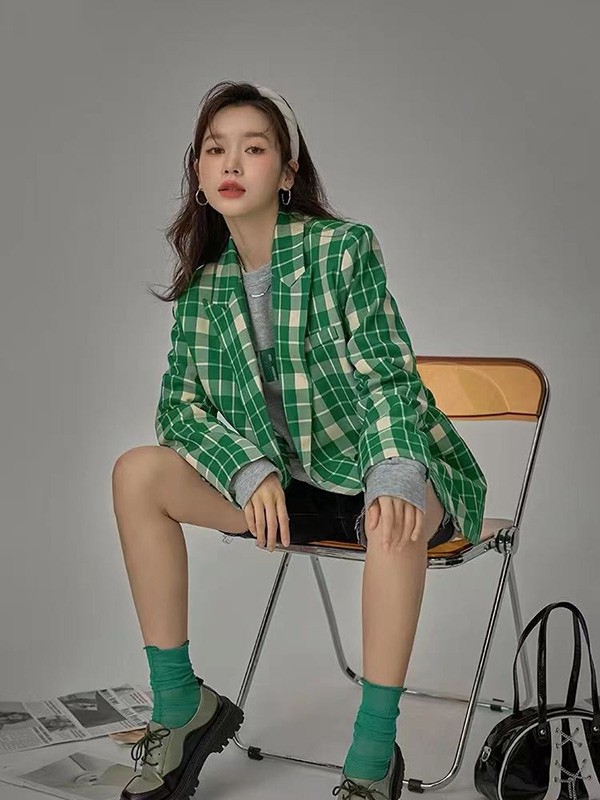 绿色显白吗?绿色要怎么搭配?绿色西装外套搭配什么裤子好看