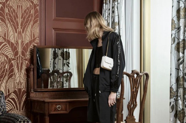 Celine 推出2022夏季推出全新TRIOMPHE链条肩背包系列