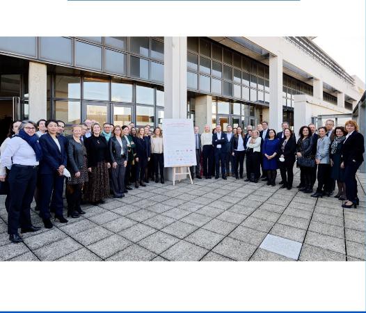 32家企业共同签署了法国50岁以上人才就业承诺书