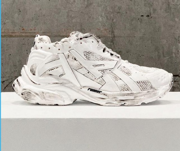 奢侈品|Balenciaga 推出运动鞋雕塑