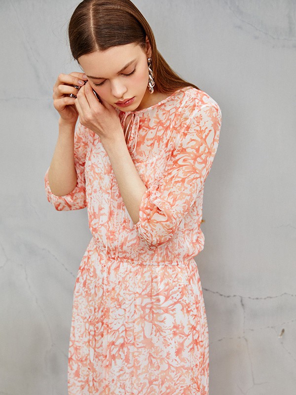 夏季浪漫粉色连衣裙适合搭配什么颜色的鞋子呢