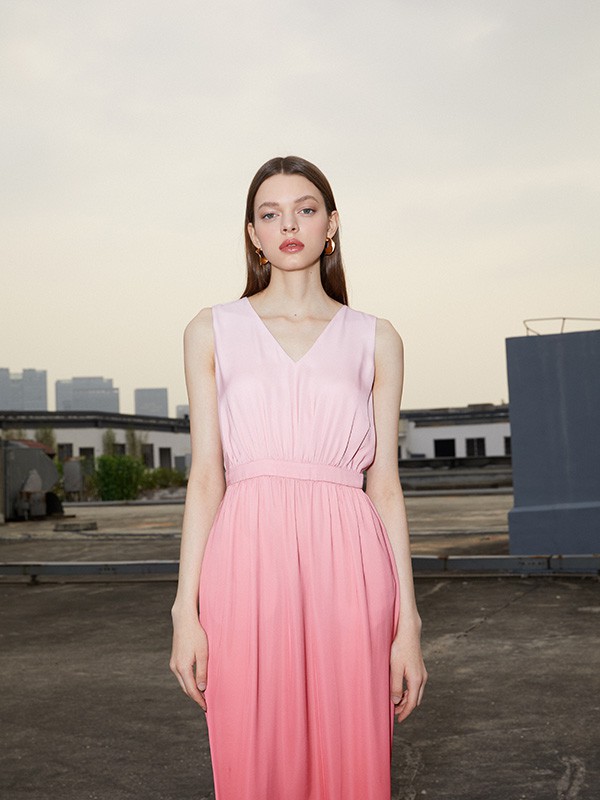 夏季浪漫粉色连衣裙适合搭配什么颜色的鞋子呢