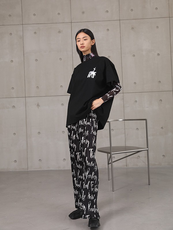 全黑造型如何搭配更个性?T恤怎么叠穿好看?