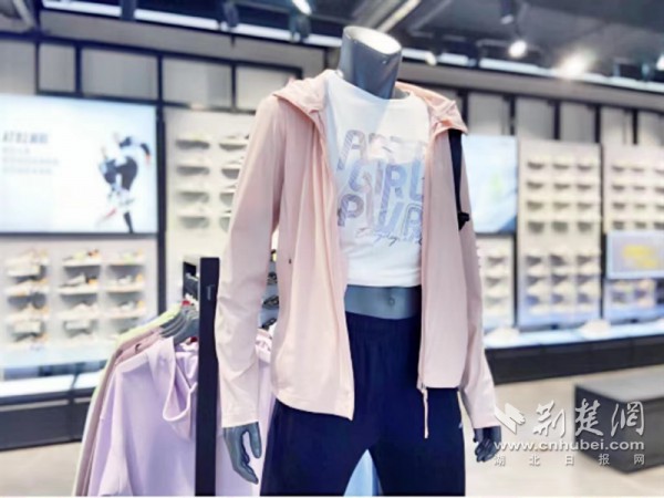 露营成为了年轻人的新潮流!“出游经济”同步激活服装消费