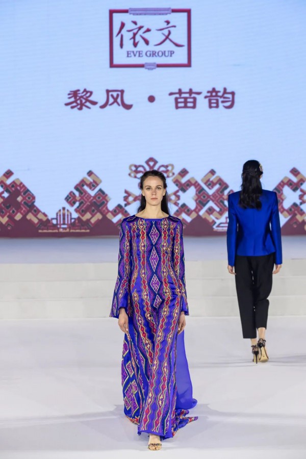 演绎民族元素服饰美学盛宴 依文设计将中国文化推向世界