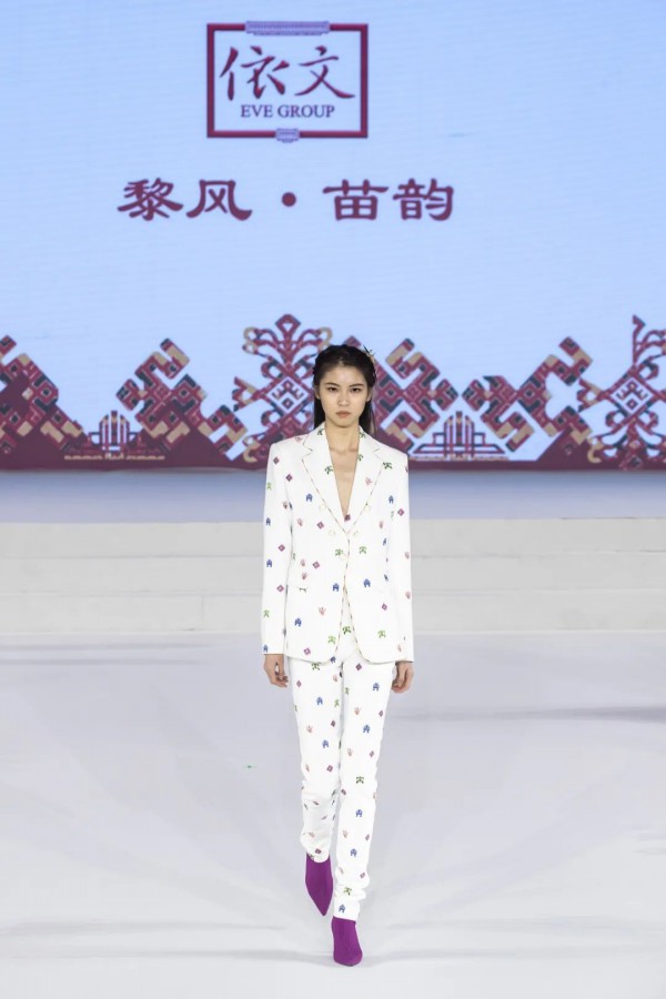 演绎民族元素服饰美学盛宴 依文设计将中国文化推向世界