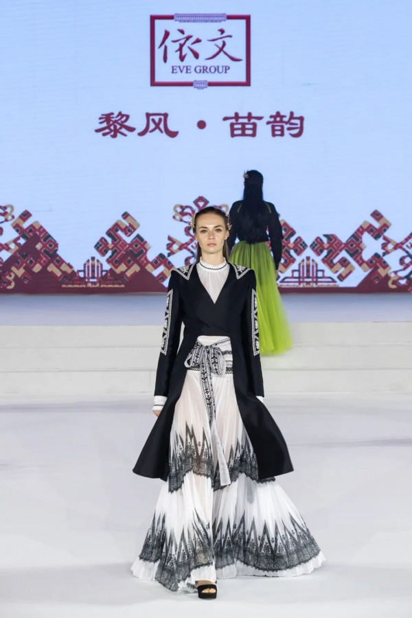 演绎民族元素服饰美学盛宴 依文设计将中国文化推向世界