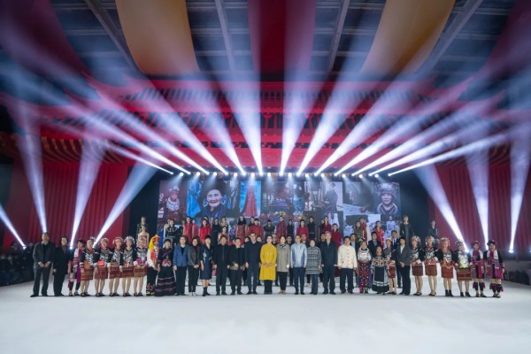 演绎民族元素服饰美学盛宴 依文设计将中国文化推向世界