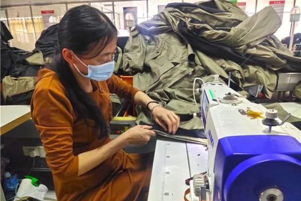 曹县服装产销两旺干劲足 开足马力忙生产