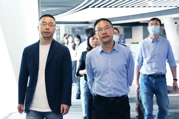 海曙区委常委,副区长徐洪涛一行莅临太平鸟时尚中心