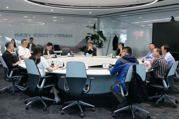 海曙区委常委,副区长徐洪涛一行莅临太平鸟时尚中心