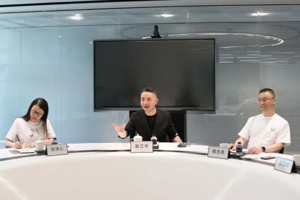 海曙区委常委,副区长徐洪涛一行莅临太平鸟时尚中心