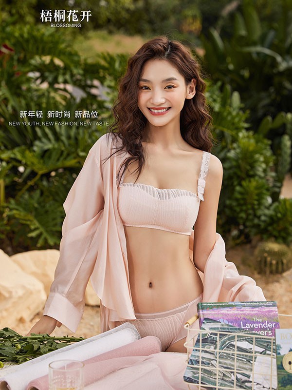 大胸女生怎么选择合适的内衣 抹胸款和全包款哪款更适合