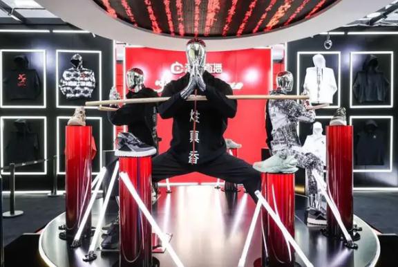 中国第三大运动鞋|营收突破100亿元,在安踏,李宁身后一路狂奔