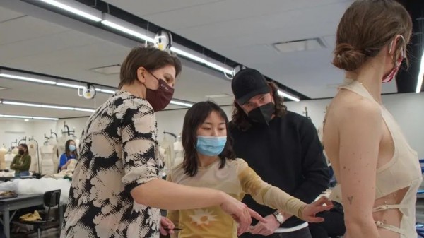 FIT与梅西百货合作举办时装秀