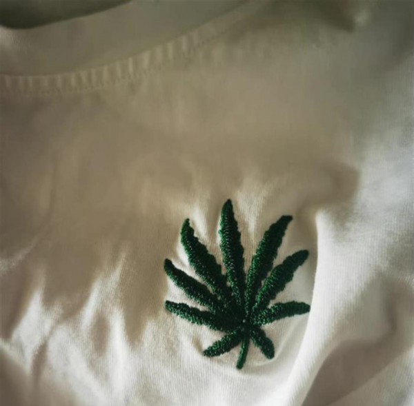 网售拉夏贝尔T恤出问题?T恤绣花疑似大麻叶 品牌方回应非设计初衷