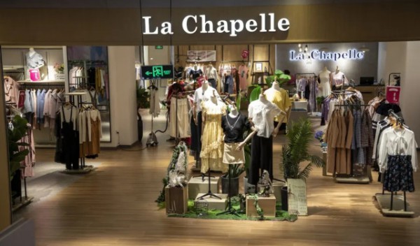 网售拉夏贝尔T恤出问题?T恤绣花疑似大麻叶 品牌方回应非设计初衷